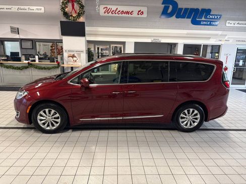 Used 2018 Chrysler Pacifica Touring-L Plus w/ Advanced Safetytec Group image 6