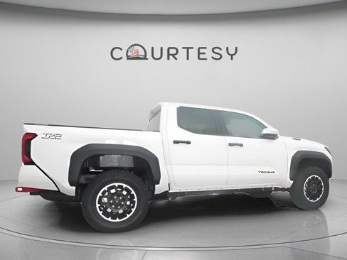 Certified 2025 Toyota Tacoma TRD Off-Road AWD/4WD image 27