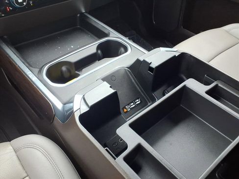 Used 2024 GMC Sierra 2500 SLT w/ SLT Premium Package image 17