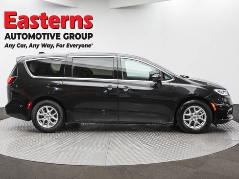 Used 2023 Chrysler Pacifica Touring-L FWD image 4