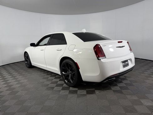 Used 2022 Chrysler 300 Touring w/ Sport Appearance Package image 8