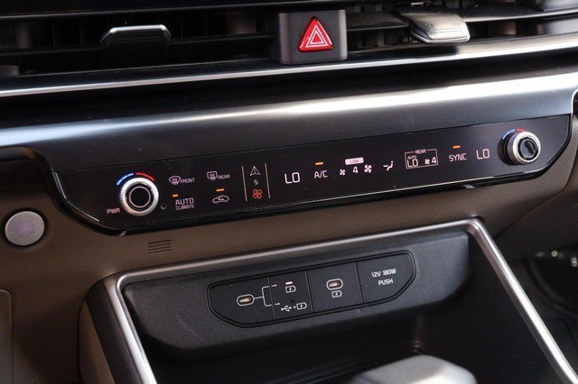 Used 2025 Kia Carnival FWD image 19