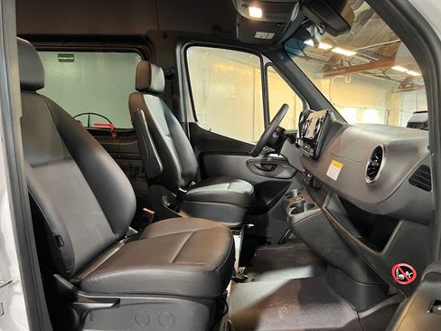 Used 2025 Mercedes-Benz Sprinter 2500 image 12
