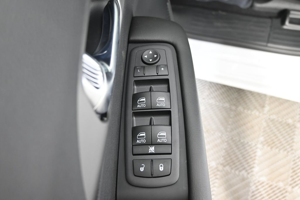 New 2027 Chrysler Pacifica Select AWD/4WD image 21