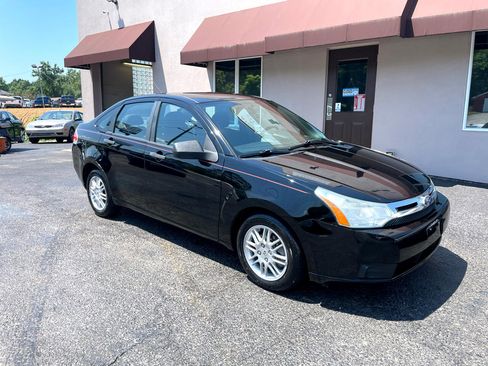 Used 2010 Ford Focus SE image 2