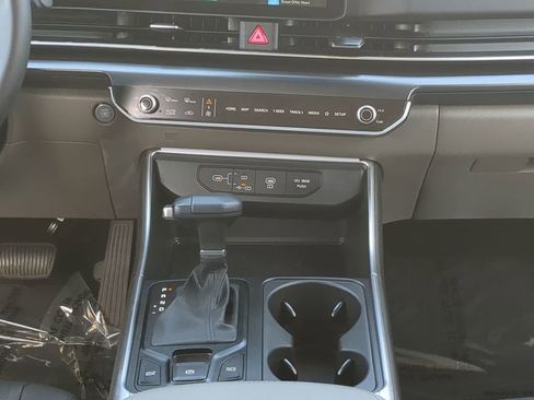 Used 2025 Kia Carnival image 18