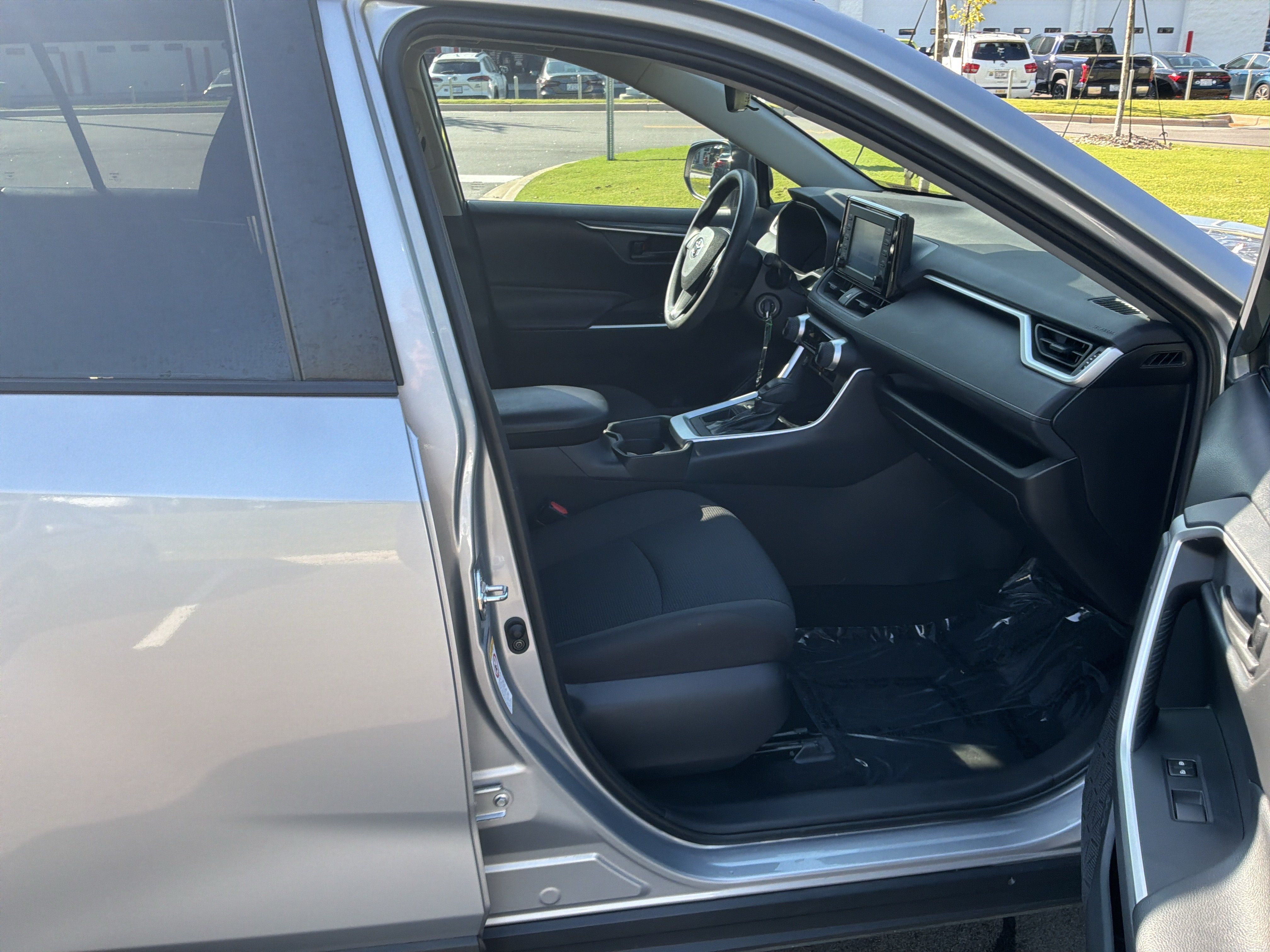 Used 2019 Toyota RAV4 LE FWD image 39