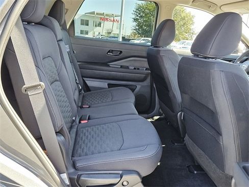 Used 2025 Nissan Pathfinder SV image 16