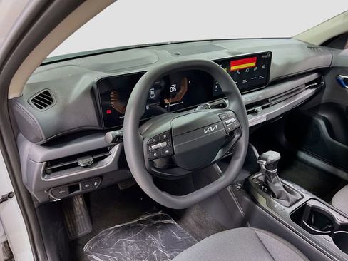 New 2025 Kia K4 LX image 9