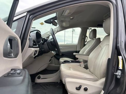 Used 2018 Chrysler Pacifica Touring-L image 6