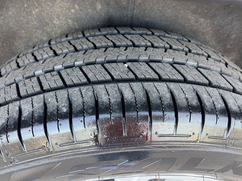 Used 2021 Chevrolet Traverse LT image 16