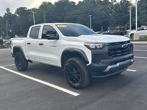 Used 2024 Chevrolet Colorado Trail Boss w/ Technology Package AWD/4WD image 2