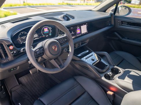Used 2025 Porsche Cayenne GTS AWD/4WD image 4