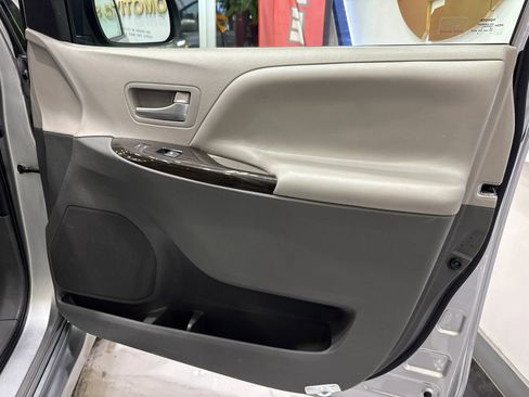 Used 2020 Toyota Sienna XLE image 30