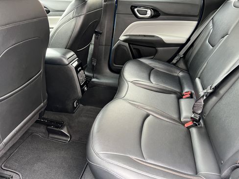 Used 2024 Jeep Compass Limited image 17