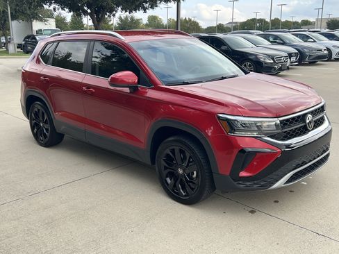 Certified 2022 Volkswagen Taos SE image 2