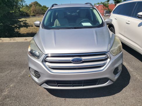 Used 2018 Ford Escape SE FWD image 2