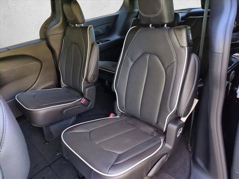New 2026 Chrysler Pacifica Limited image 15