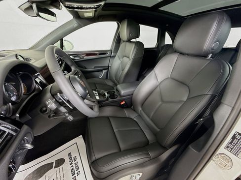 Certified 2025 Porsche Macan image 5