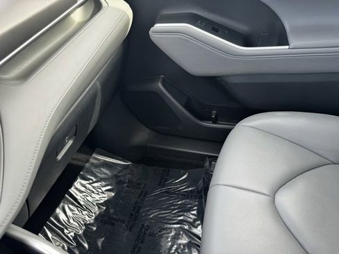 Used 2020 Toyota Highlander XLE image 25