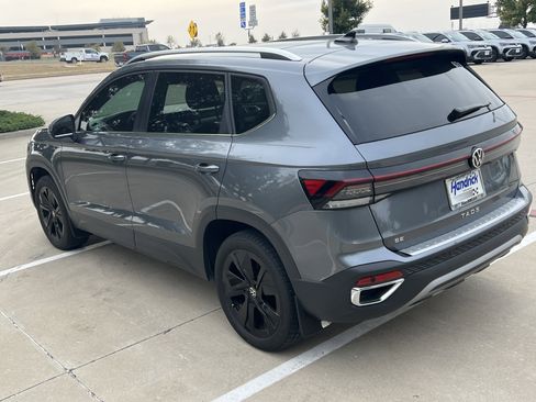 Certified 2025 Volkswagen Taos SE image 8
