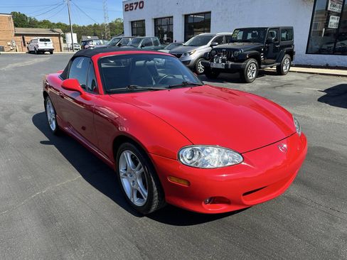 Used 2005 MAZDA MX-5 Miata w/ Convenience Pkg RWD image 3