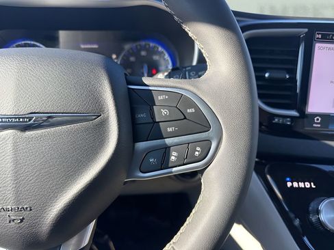 Used 2024 Chrysler Pacifica Touring-L image 17