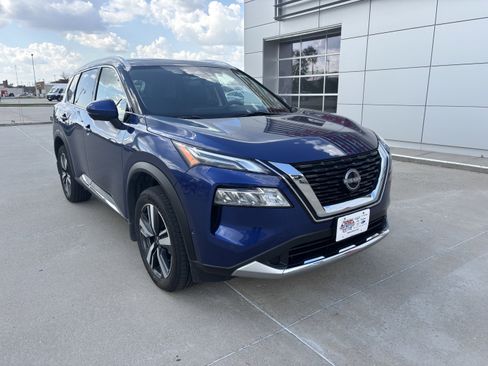 Used 2023 Nissan Rogue Platinum image 2
