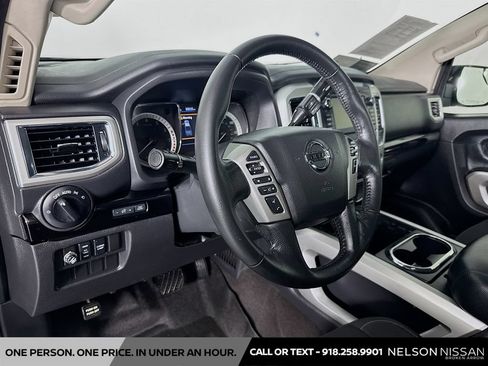 Used 2019 Nissan Titan SV w/ SV Convenience Package RWD image 9