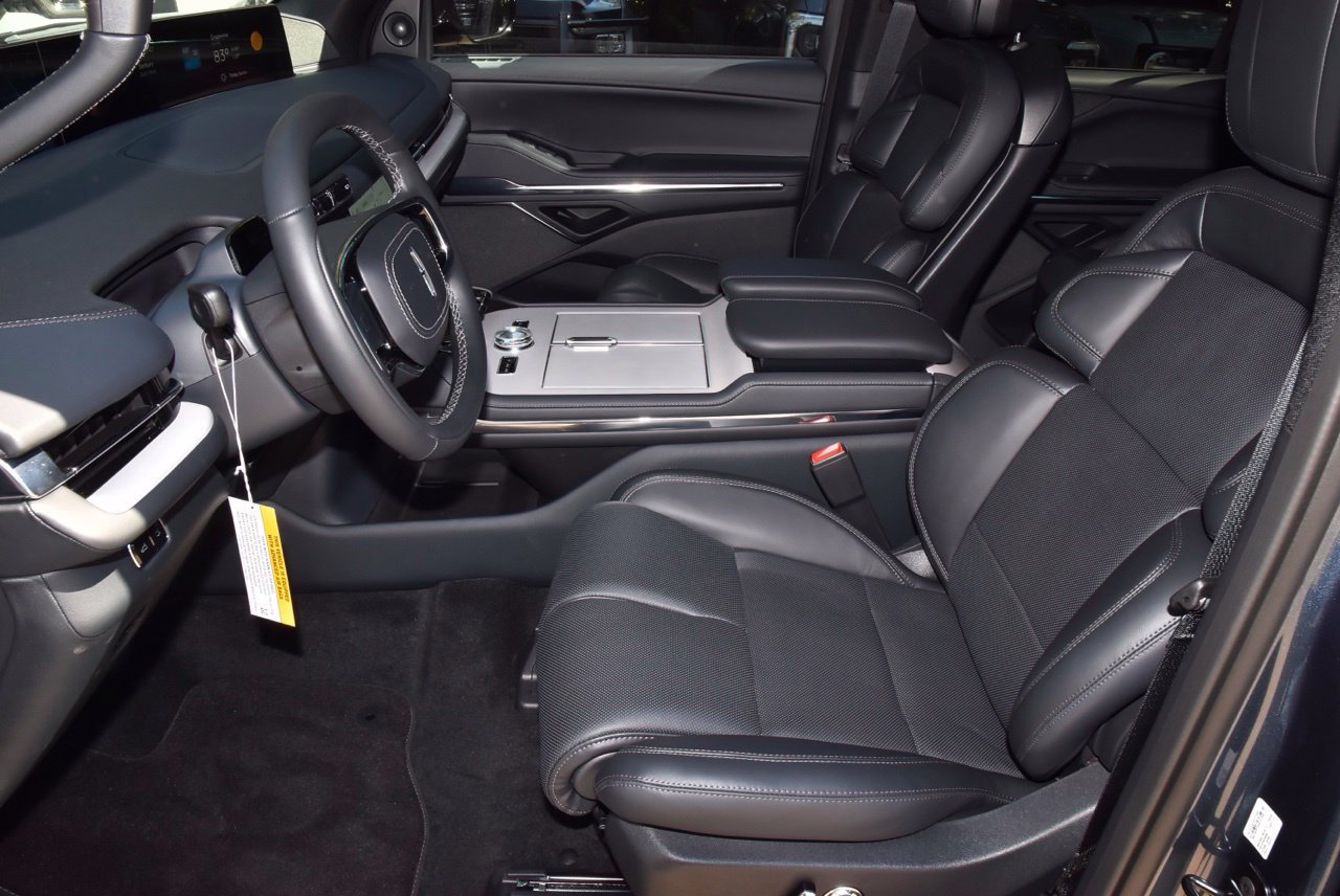 New 2027 Lincoln Navigator Reserve w/ Jet Appearance Package AWD/4WD image 13