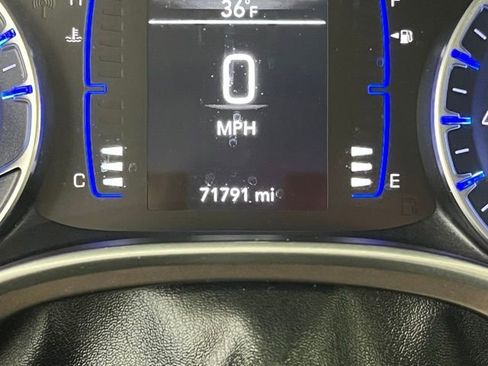 Used 2019 Chrysler Pacifica Touring-L image 25