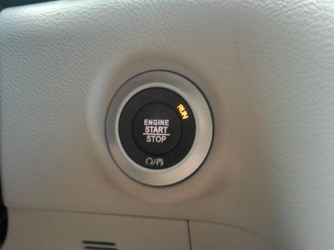 Used 2023 Chrysler Voyager LX image 42