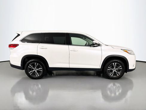 Used 2019 Toyota Highlander LE FWD image 4