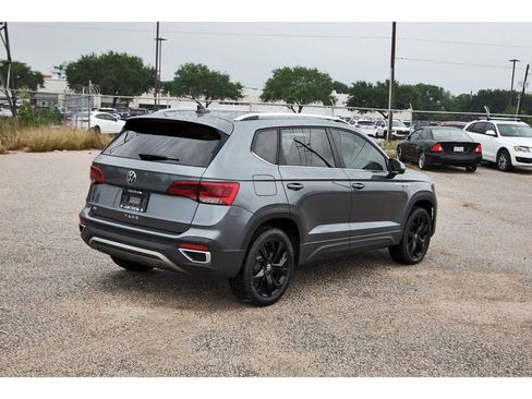 Used 2023 Volkswagen Taos SE w/ Panoramic Sunroof Package FWD image 7