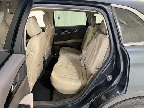 Used 2022 Lincoln Nautilus FWD w/ Premium Package image 11