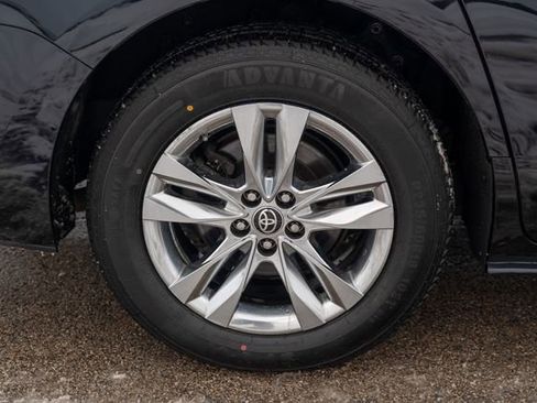 Used 2022 Toyota Sienna XLE Woodland Edition image 12