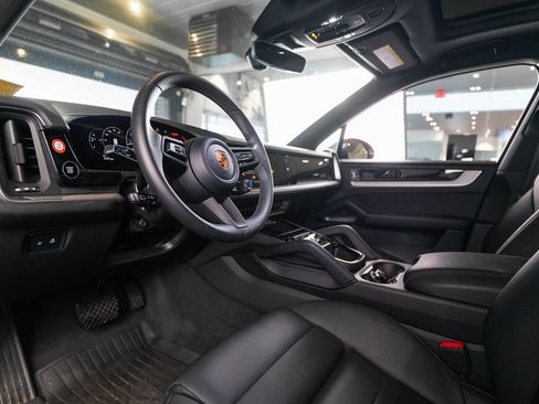 Certified 2026 Porsche Cayenne AWD/4WD image 4