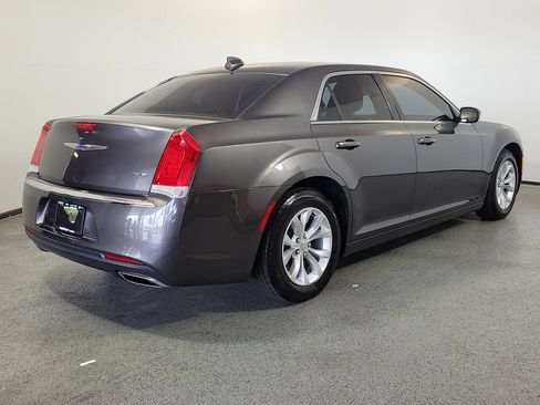 Used 2018 Chrysler 300 Touring RWD image 6