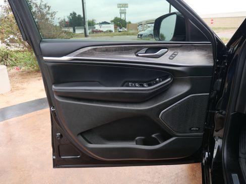 Used 2022 Jeep Grand Cherokee Overland image 16