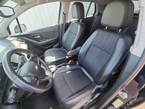 Used 2022 Chevrolet Trax LT w/ LT Convenience Package AWD/4WD image 15