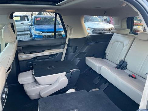 Used 2024 Ford Expedition Limited image 12