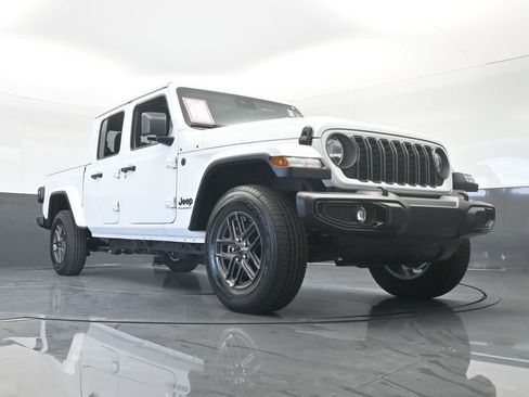 Used 2025 Jeep Gladiator Sport image 56