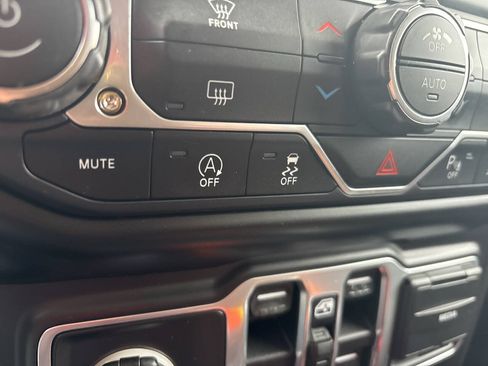 Used 2018 Jeep Wrangler Unlimited Sport S AWD/4WD image 33