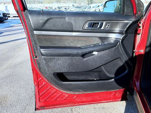 Used 2018 Ford Explorer XLT w/ Equipment Group 202A image 10