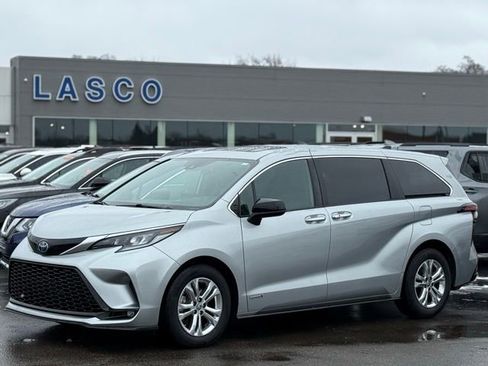 Used 2021 Toyota Sienna XSE image 1