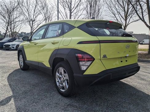 Certified 2025 Hyundai Kona SE image 5
