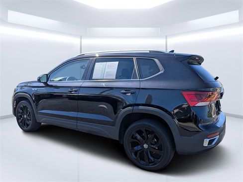 Certified 2024 Volkswagen Taos SE image 5