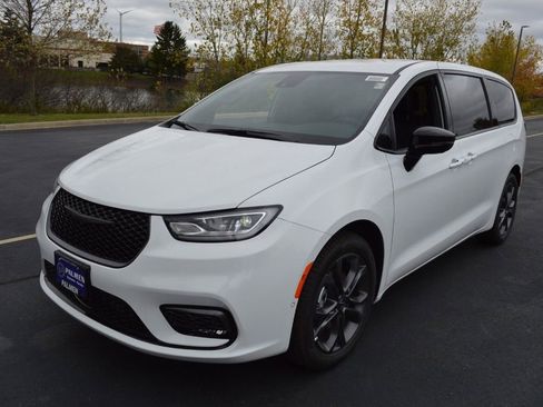 New 2026 Chrysler Pacifica Select image 8