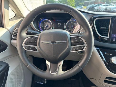 Used 2023 Chrysler Pacifica Touring-L FWD image 16