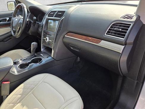 Used 2017 Ford Explorer Platinum image 19